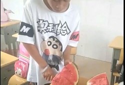 表弟来了吃瓜,吃瓜群众围观欢乐时光