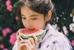 埋头吃瓜头像女,一位埋头吃瓜的时尚女生