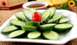 乳瓜蘸酱吃,夏日清新美食新体验