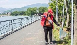 河边拍照吃瓜,拍照吃瓜，记录夏日悠闲时光