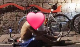 泰国街头男女吃瓜,男女围坐吃瓜，共享悠闲时光