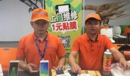 被家人围观吃瓜,一家人的欢乐食光