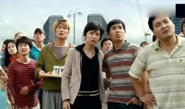 桥下面吃瓜,夏日里的悠闲时光