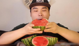 韩国家庭吃瓜,夏日美食文化一瞥