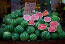 在城市吃瓜情景,瓜香四溢的夏日闲情