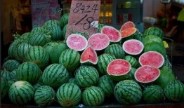 在城市吃瓜情景,瓜香四溢的夏日闲情