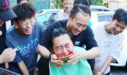 跳舞老师给他吃瓜,跟随跳舞老师共赴甜蜜瓜田之旅