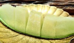 吃绿色蜜瓜照片,尽享甜蜜蜜瓜时光