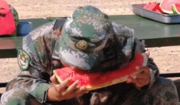 部队吃瓜大赛,部队吃瓜大赛欢乐上演