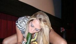 美女吃麻辣鸡瓜,美女挑战麻辣鸡瓜，舌尖上的视觉盛宴