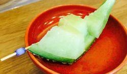 吃绿色蜜瓜照片,尽享甜蜜蜜瓜时光