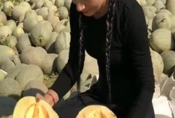 新疆妹妹吃瓜,一场味蕾与视觉的盛宴