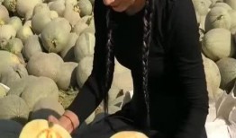 新疆妹妹吃瓜,一场味蕾与视觉的盛宴