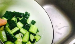 绿色精灵吃瓜,绿色精灵的甜蜜瓜果盛宴