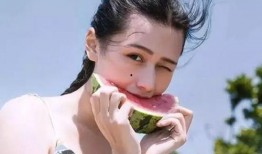 埋头吃瓜头像女,一位埋头吃瓜的时尚女生