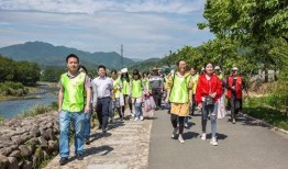 河边拍照吃瓜,拍照吃瓜，记录夏日悠闲时光