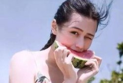 女生发吃瓜头像怎么回,女生发吃瓜头像背后的趣味解读