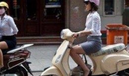 泰国街头男女吃瓜,男女围坐吃瓜，共享悠闲时光