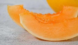 宝贝吃瓜好甜,甜蜜滋味尽在其中