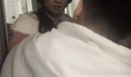 男子吃瓜尴尬视频播放,网友直呼“太真实”