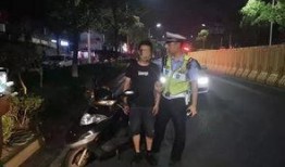 吃瓜群众围观民警,一场别开生面的街头互动