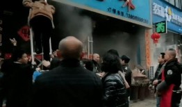 饭店着火众人吃瓜,饭店火灾竟成“吃瓜现场”？